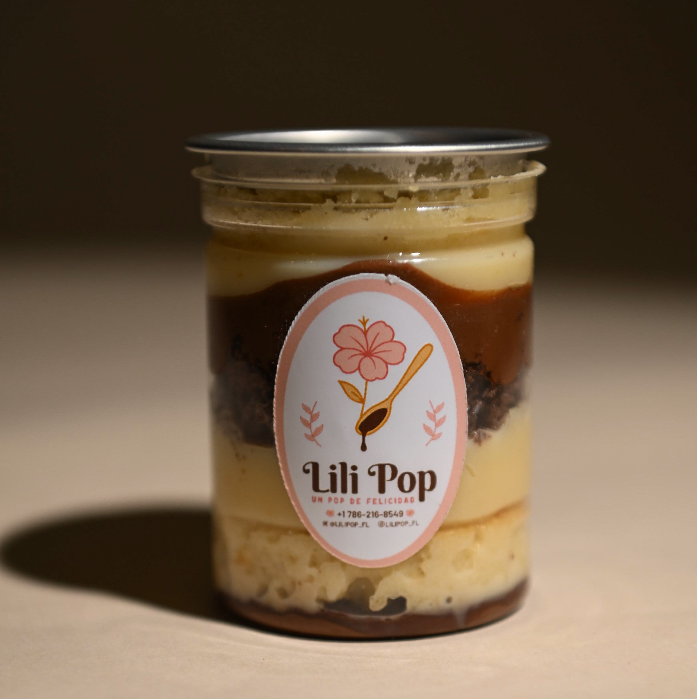 Frasco de postre artesanal Choconutella de Lili Pop con capas de chocolate, vainilla y brigadeiro